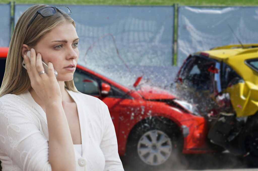 Frau hatte Autounfall und ruft mit Handy Anwalt für Verkehrsrecht an