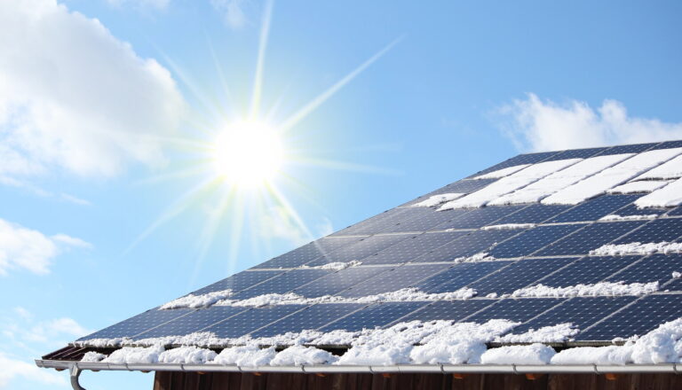 Schneebedecktes Photovoltaik Dach