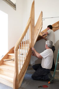 Zwei Männer montieren eine Treppe aus Holz