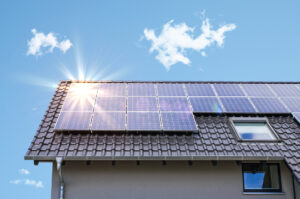 Photovoltaik Paneele auf einem Dach