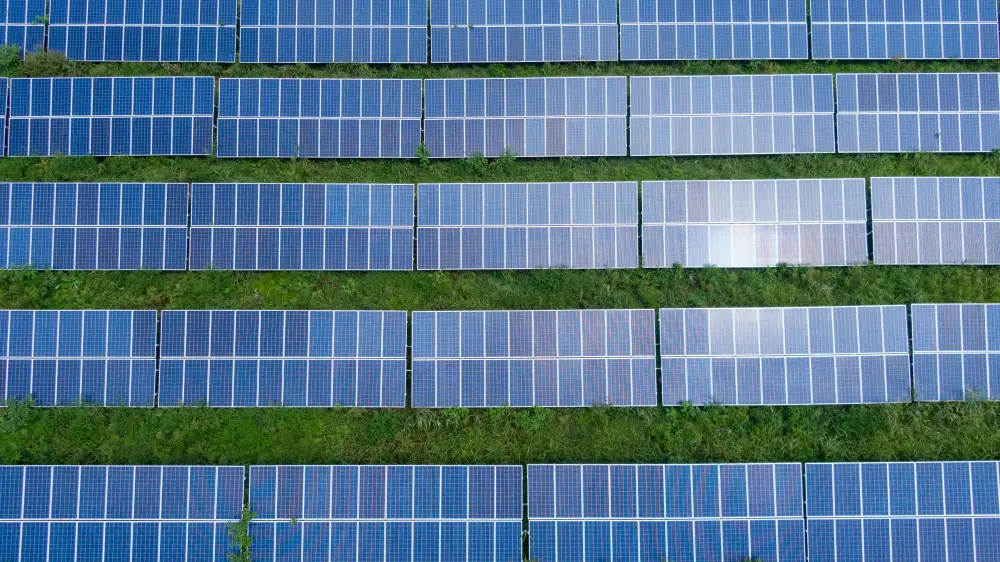 Photovoltaikanlage auf einem Hausdach bei sonnigem Wetter