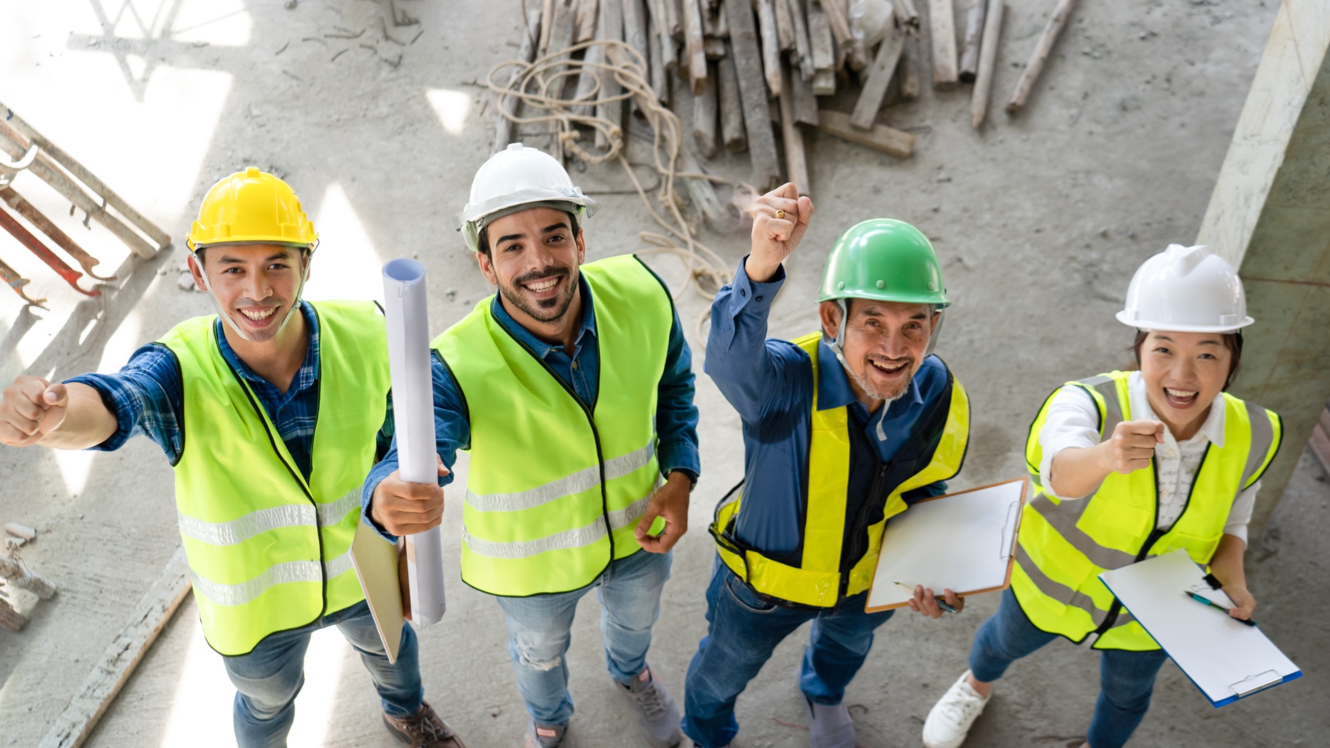 Bauarbeiter mit Schutzhelmen und Weste | Arbeitskleidung besticken